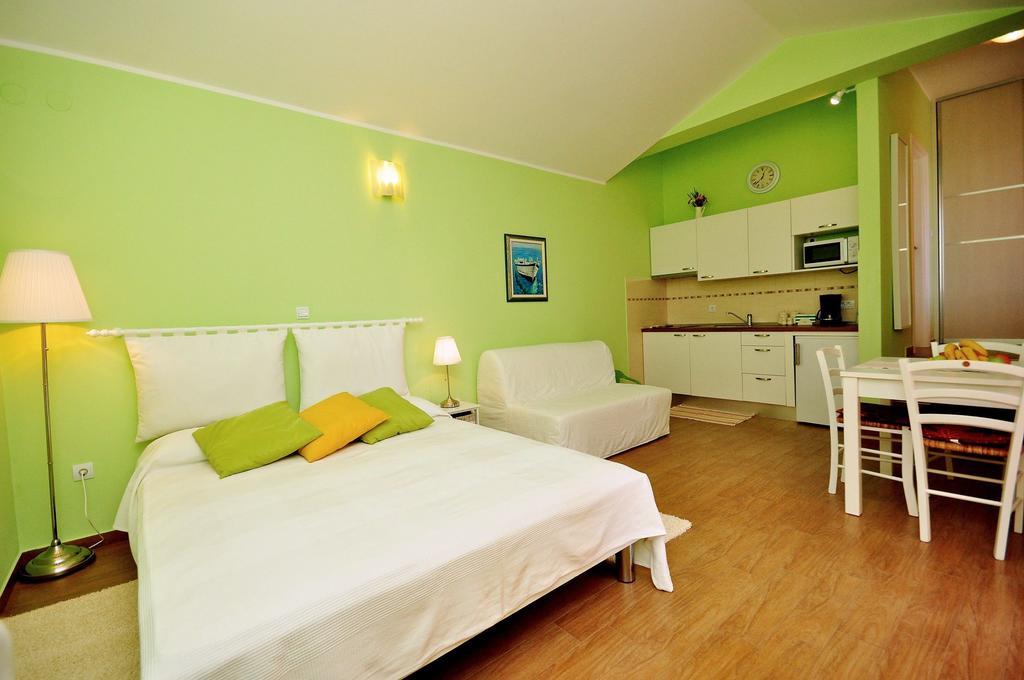 Apartments Petra Near Beach Veruda Bagian luar foto