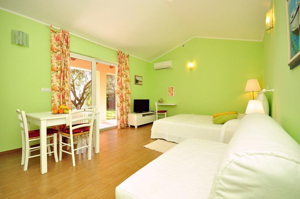 Apartments Petra Near Beach Veruda Bagian luar foto